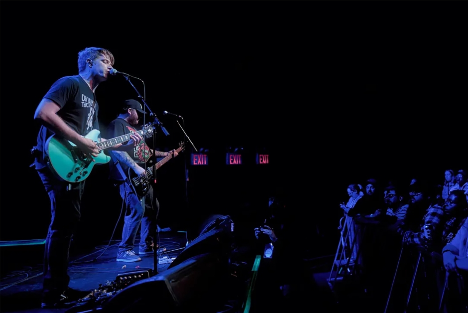 SOMETHINGBITTERLivepic1