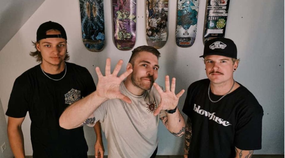 Swiss melodic/skate-punk band MUST BE WRONG release a boosted cover of U2's classic “Sunday Bloody Sunday” !