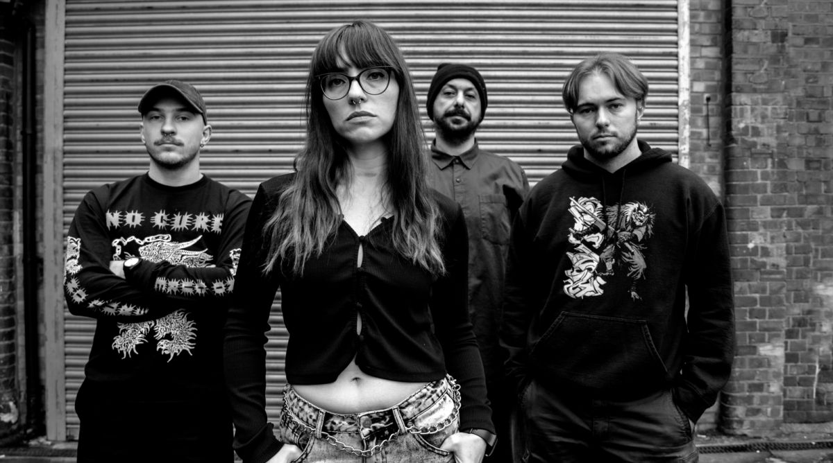 EMERGENCY BROADCAST - Resisting Together ! (England - HardCore Metal - Interview with Mel).