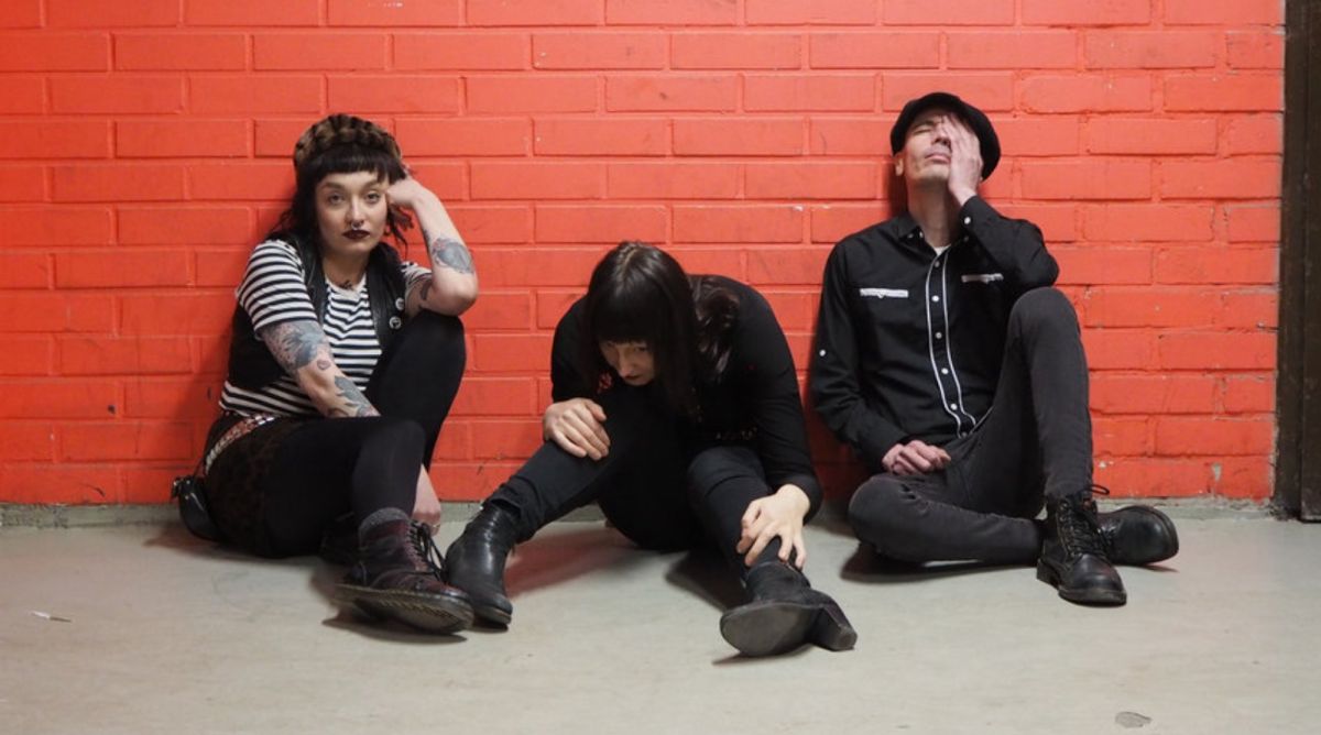 TROUBLES  - Wanna Mess With Us ? (Finland - Garage Punk - Interview with Ida-Lotta & Laura).