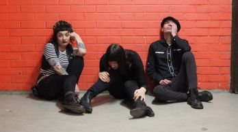 TROUBLES  - Wanna Mess With Us ? (Finland - Garage Punk - Interview with Ida-Lotta & Laura).