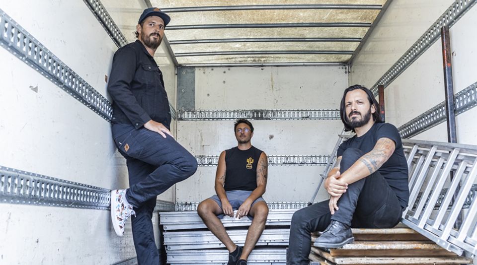 Volcanic psych/punk trio RED SUN ATACAMA shares new track from their new album "Summerchild” due out March 13, 2026 !